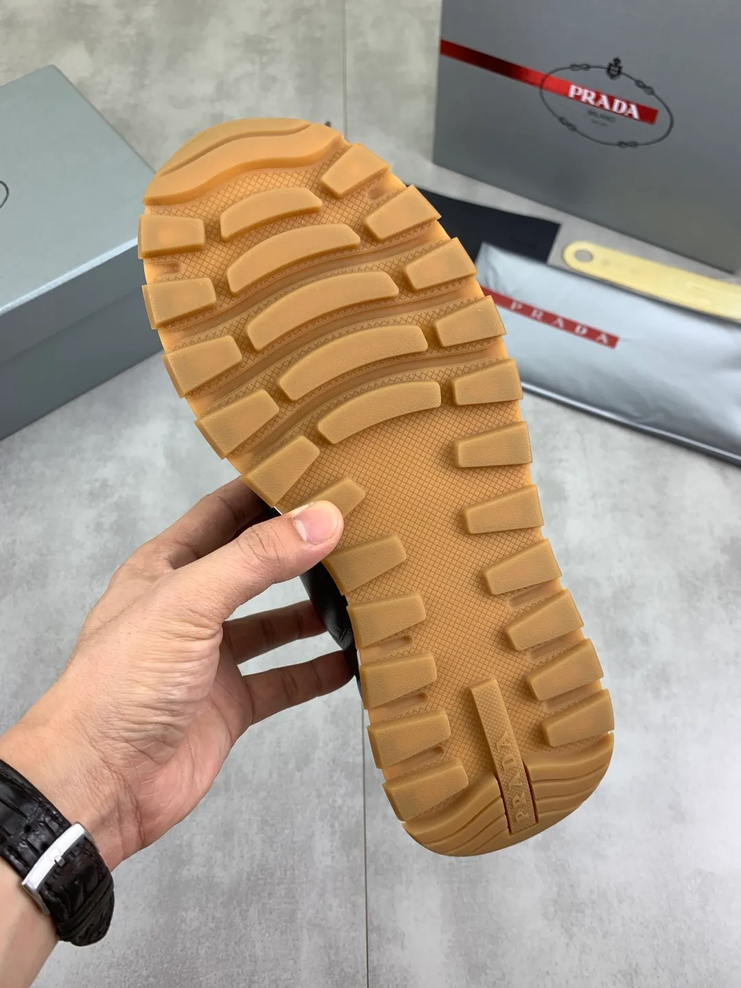 Men's shoes 💰P540 new (higher version) new PRADA (Prada) classic models are on the market at the same time, new men's shoes, 😘fabrics are selected from original imported calfskin. First layer of imported cowhide lining. The original version is awesome! 👍🏿Original open-molded non-slip PU outsole, with exquisite lines, simple and elegant, super comfortable and classy on foot, suitable for leisure travel. Code number: 38-45 (46 customized) 4️⃣ colors available